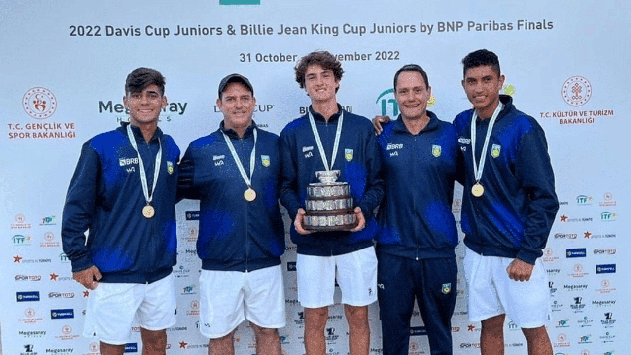Jo&atilde;o Fonseca com a ta&ccedil;a da Copa Davis juvenil