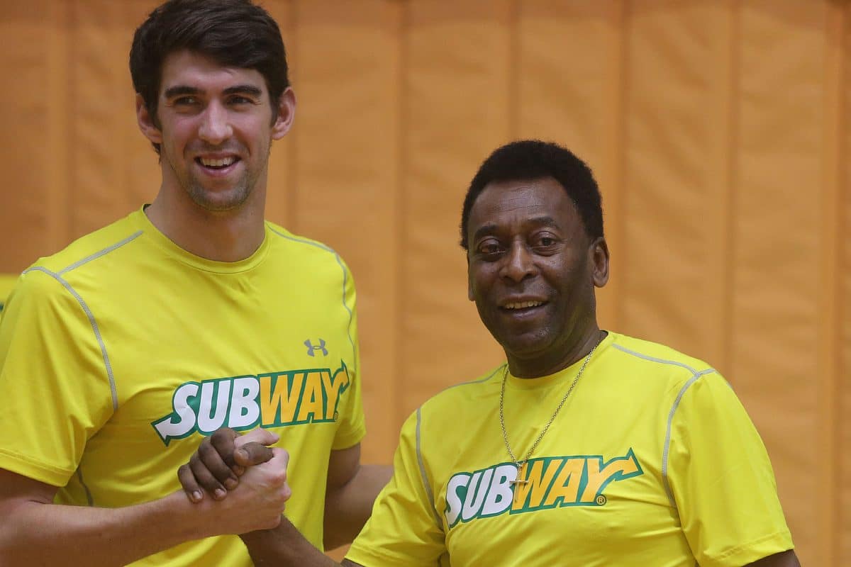 O dia em que Michael Phelps encontrou Pel&eacute; e se arriscou no futebol