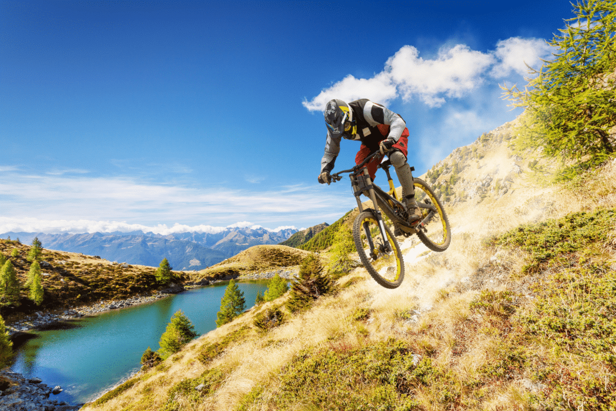 (V&iacute;deo) Este &eacute; o atleta de mountain bike mais corajoso que voc&ecirc; ver&aacute; hoje