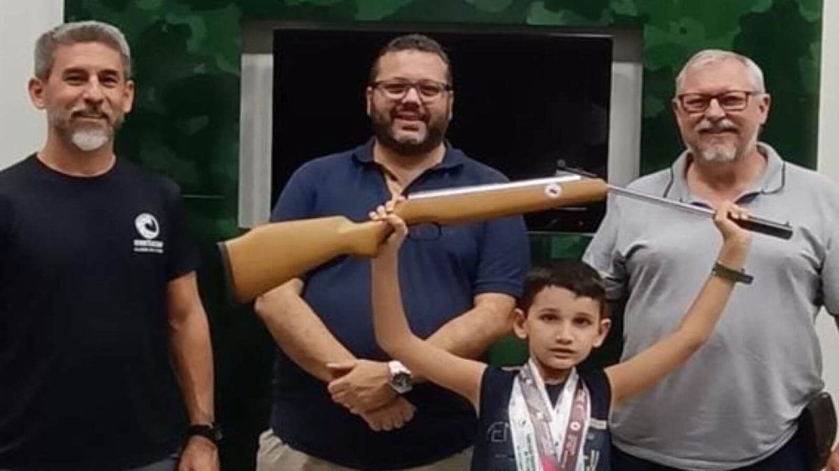 Mira prod&iacute;gio? Menino de apenas 8 anos &eacute; campe&atilde;o paulista de tiro esportivo