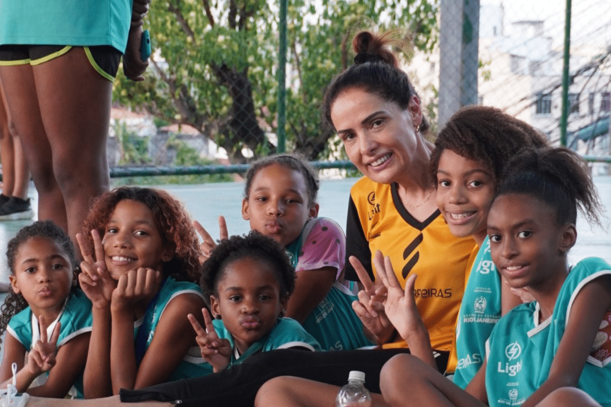 Fora das quadras, dentro das comunidades: a hist&oacute;ria de uma medalhista ol&iacute;mpica que mudou o jogo nas favelas