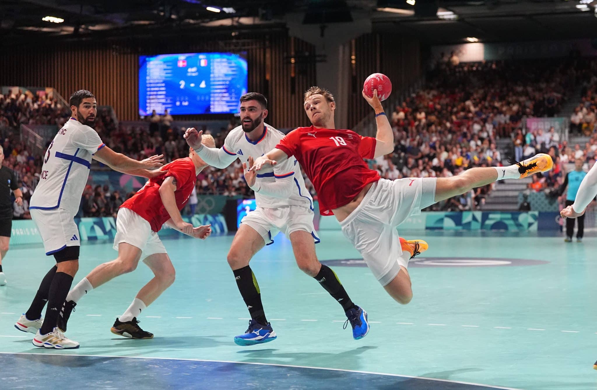 Mathias Gidsel (Dinamarca) durante um jogo Ol&iacute;mpico de Handebol contra a Fran&ccedil;a (Iconsport)
