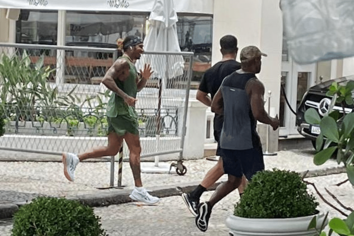 Lewis Hamilton &eacute; visto correndo na praia de Copacabana, no Rio de Janeiro