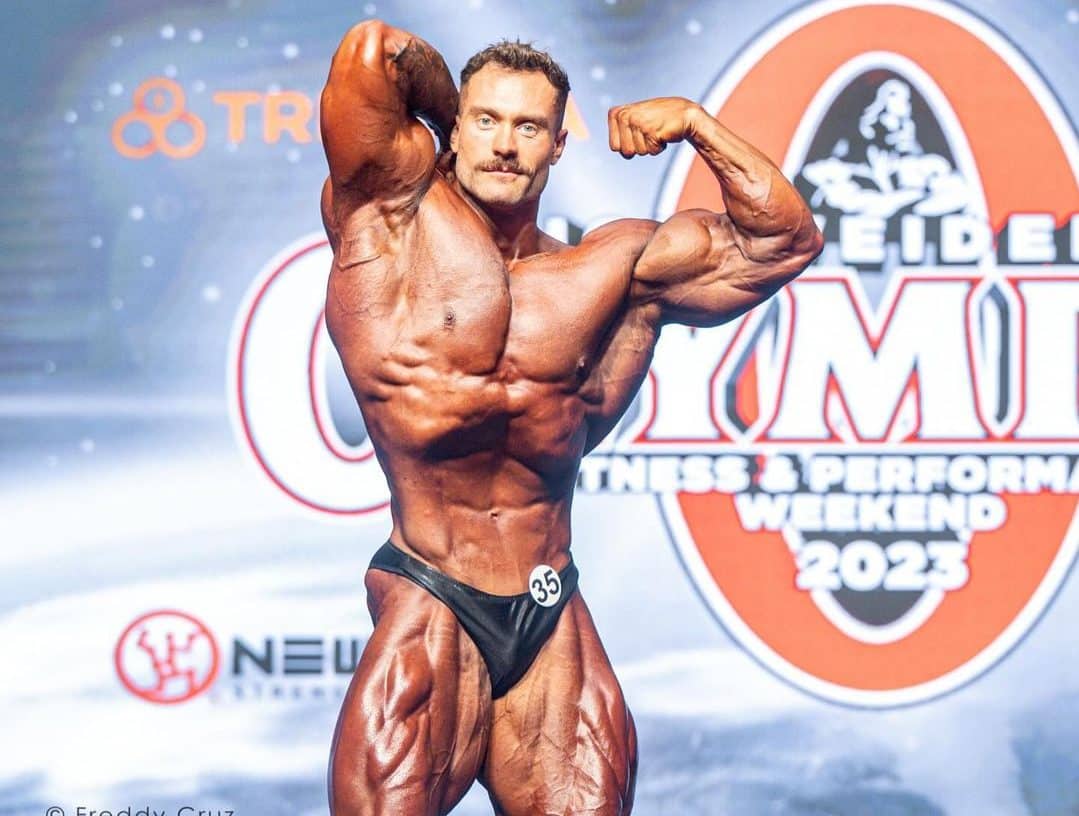 Cbum leva pr&ecirc;mio de melhor do ano em grupo muscular gravemente lesionado