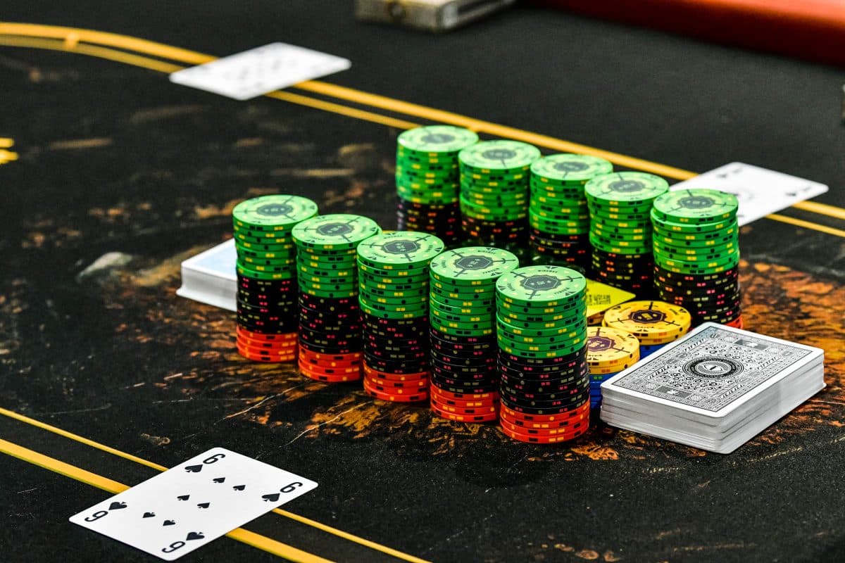 Regras do Poker: ordem das cartas e como funciona o jogo