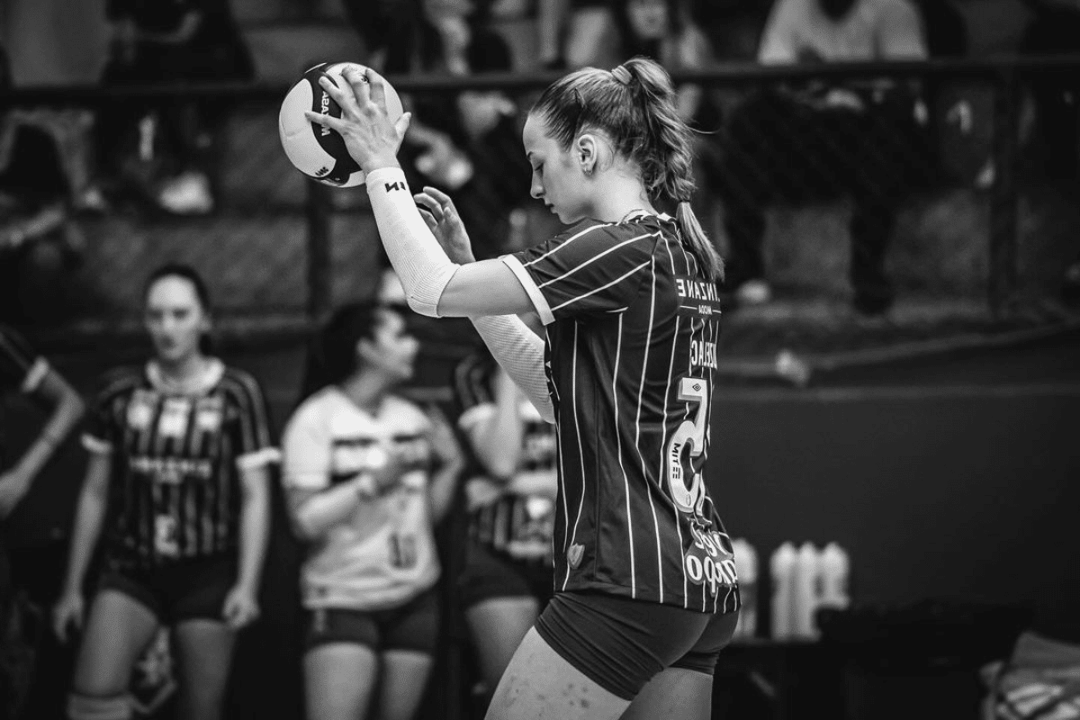 De sa&iacute;da do Fluminense, Uzelac faz despedida emocionante para os f&atilde;s: &ldquo;Obrigada!&rdquo;