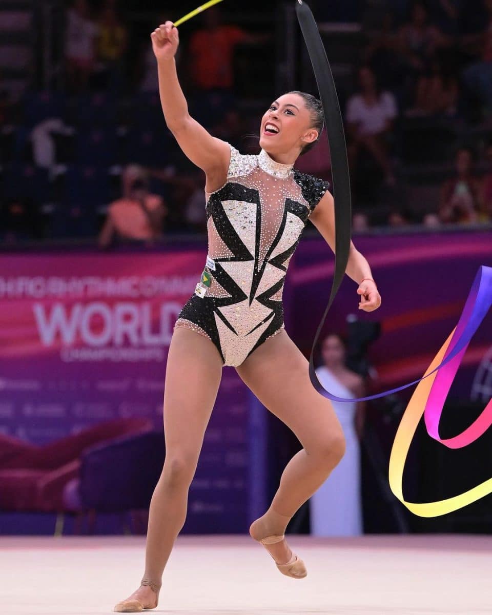 Brasil impressiona com nova coreografia e chega na final de gin&aacute;stica r&iacute;tmica