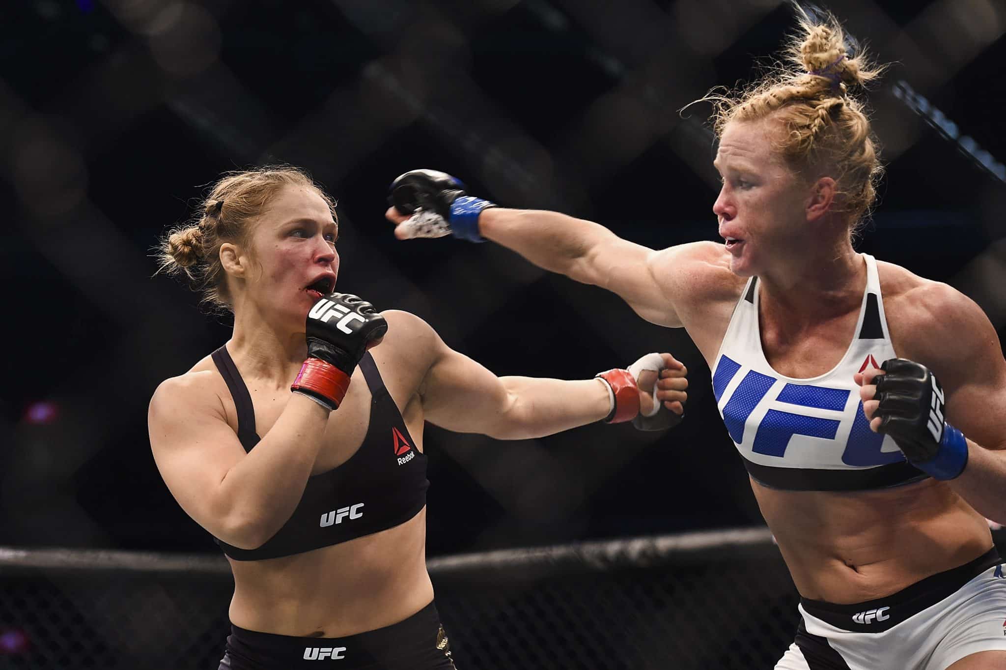 Ronda Rousey (luvas vermelhas) contra Holly Holm durante o UFC 193 (Iconsport)