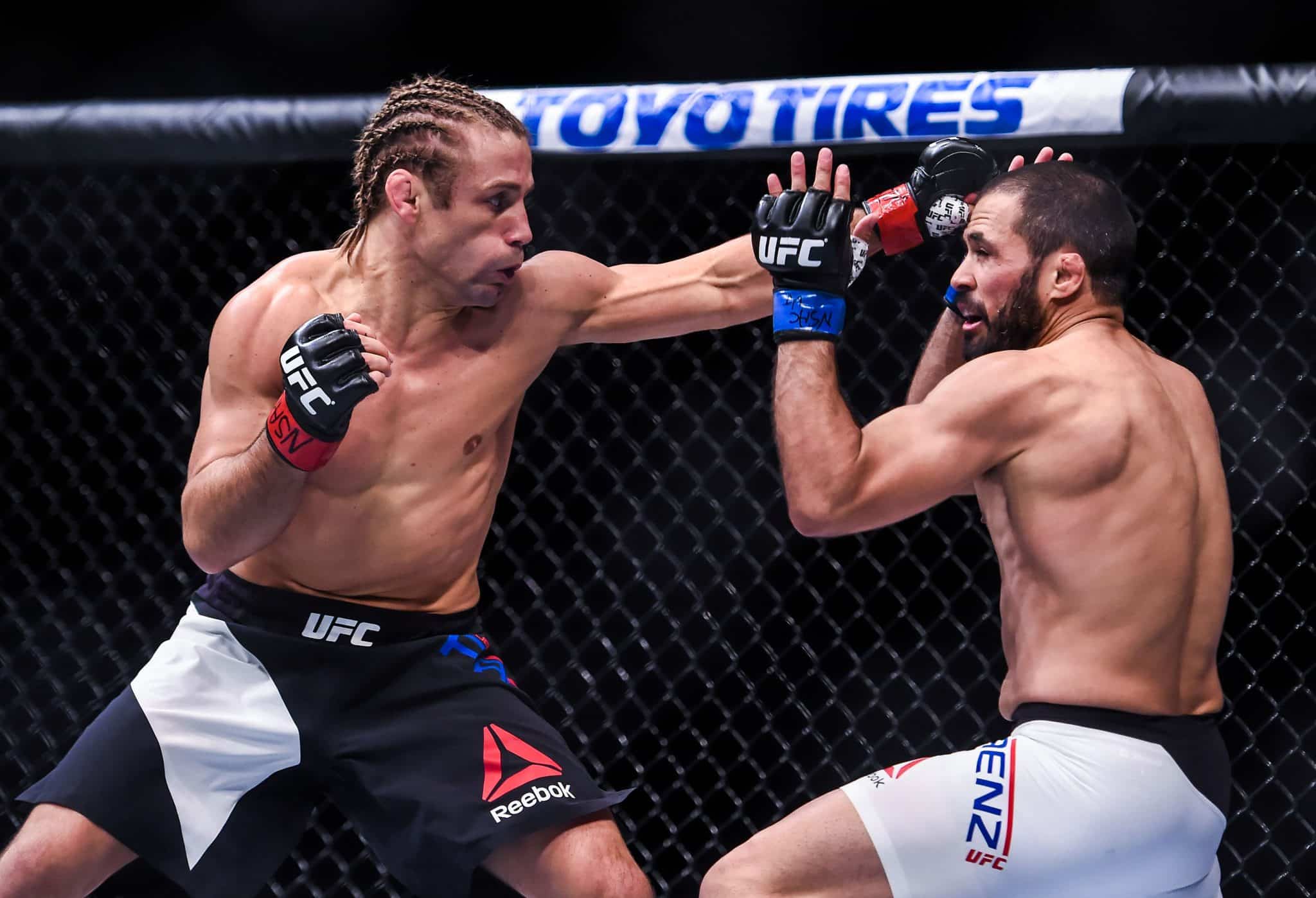 Urijah Faber (luvas vermelhas) contra Frankie Saenz no UFC 194 (Iconsport)
