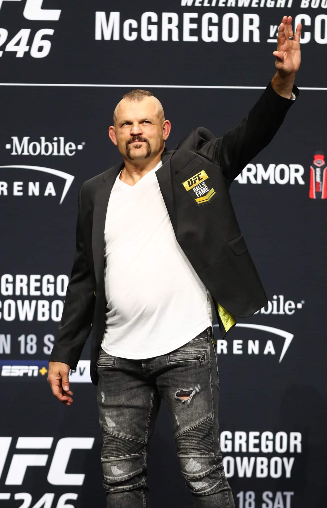 Chuck Liddell recebendo sua jaqueta do hall da fama na pesagem do UFC 246 (Iconsport)