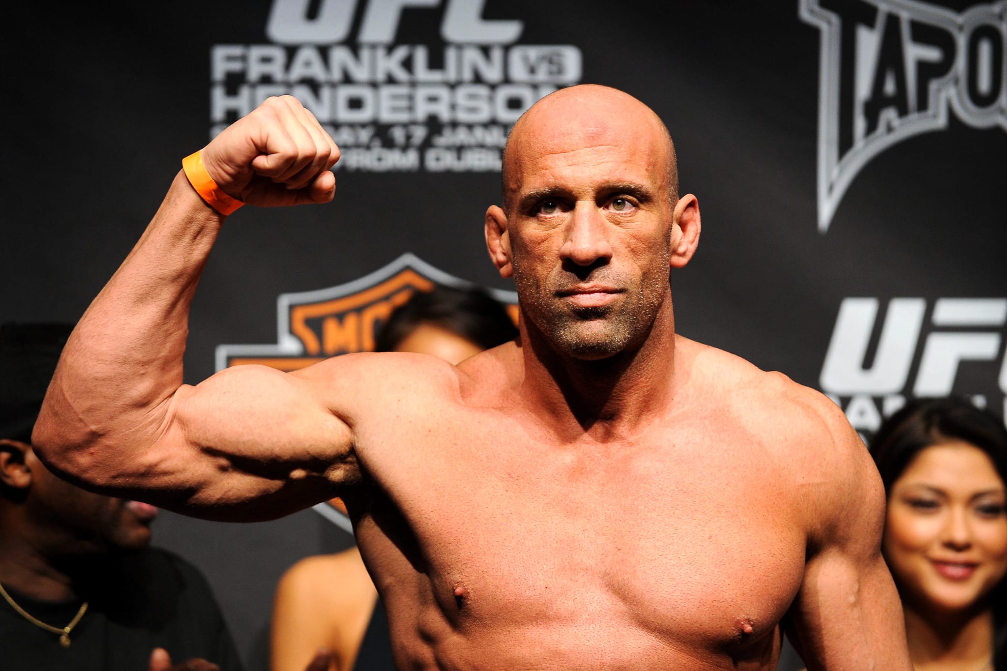 Mark Coleman pesando antes do UFC 93 (Iconsport)