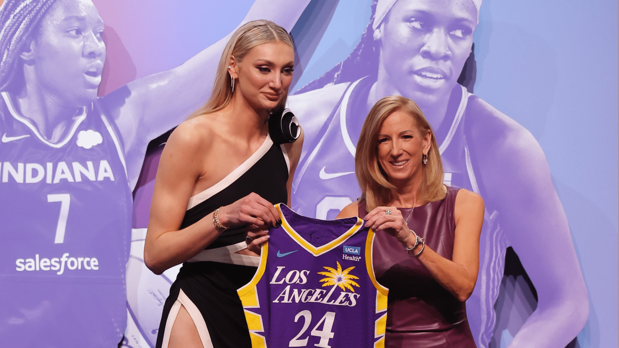 Cameron Brink com a camisa do Los Angeles Sparks