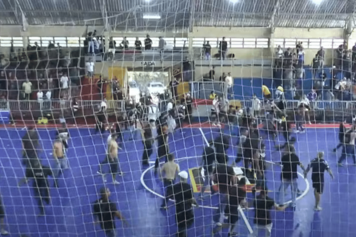 (V&iacute;deo) Decis&atilde;o entre Palmeiras x Corinthians no futsal de base termina com pancadaria