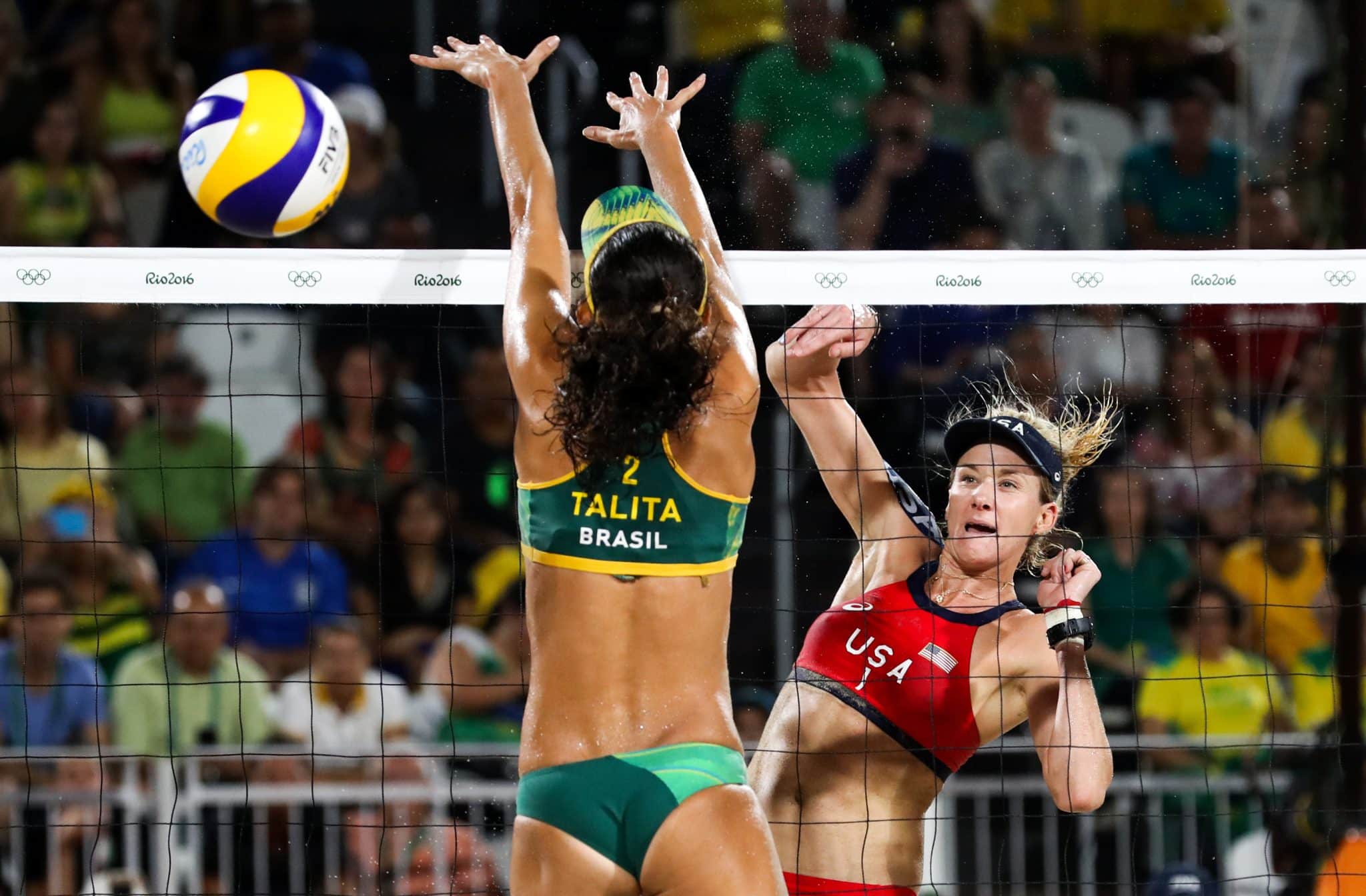 A norte-americana Kerri Walsh contra a brasileira Talita Rocha durante a disputa pela medalha de bronze feminina na Arena de Vôlei de Praia, no décimo segundo dia dos Jogos Olímpicos do Rio 2016 (Iconsport)