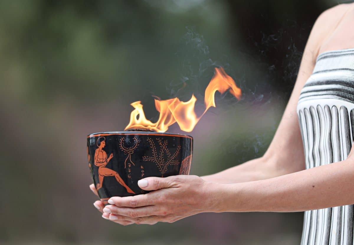 (V&iacute;deo) Tocha ol&iacute;mpica de Paris 2024 &eacute; acesa em cerim&ocirc;nia emocionante