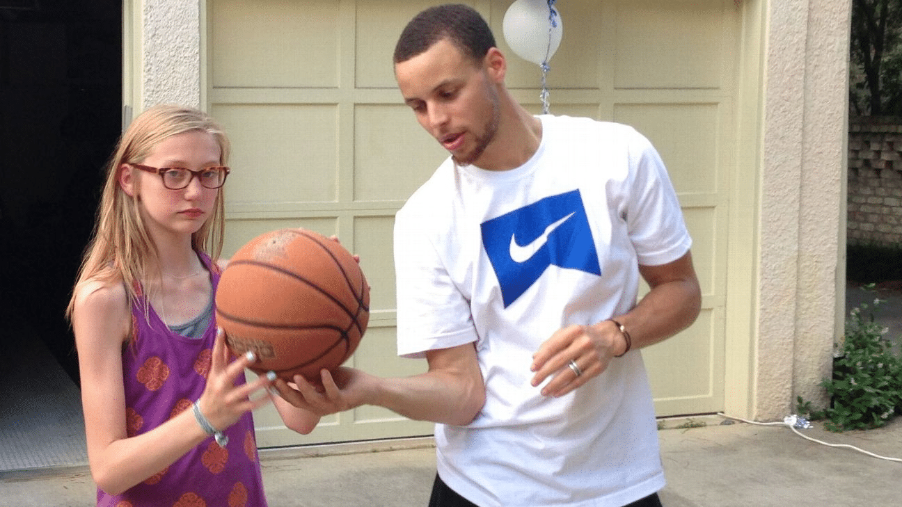 Cameron Brink com Curry