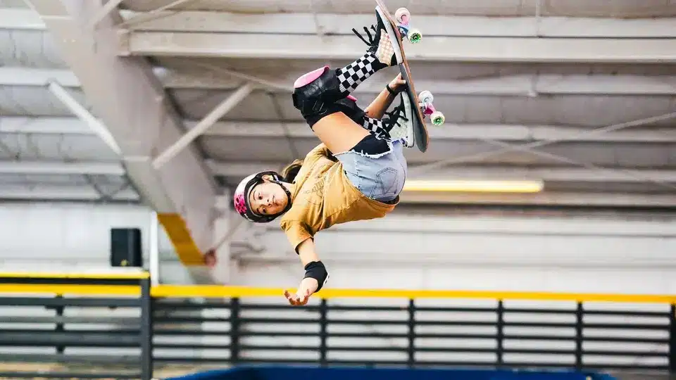 A manobra impressionante de skatista de 14 anos que entrou para hist&oacute;ria da modalidade; confira o v&iacute;deo