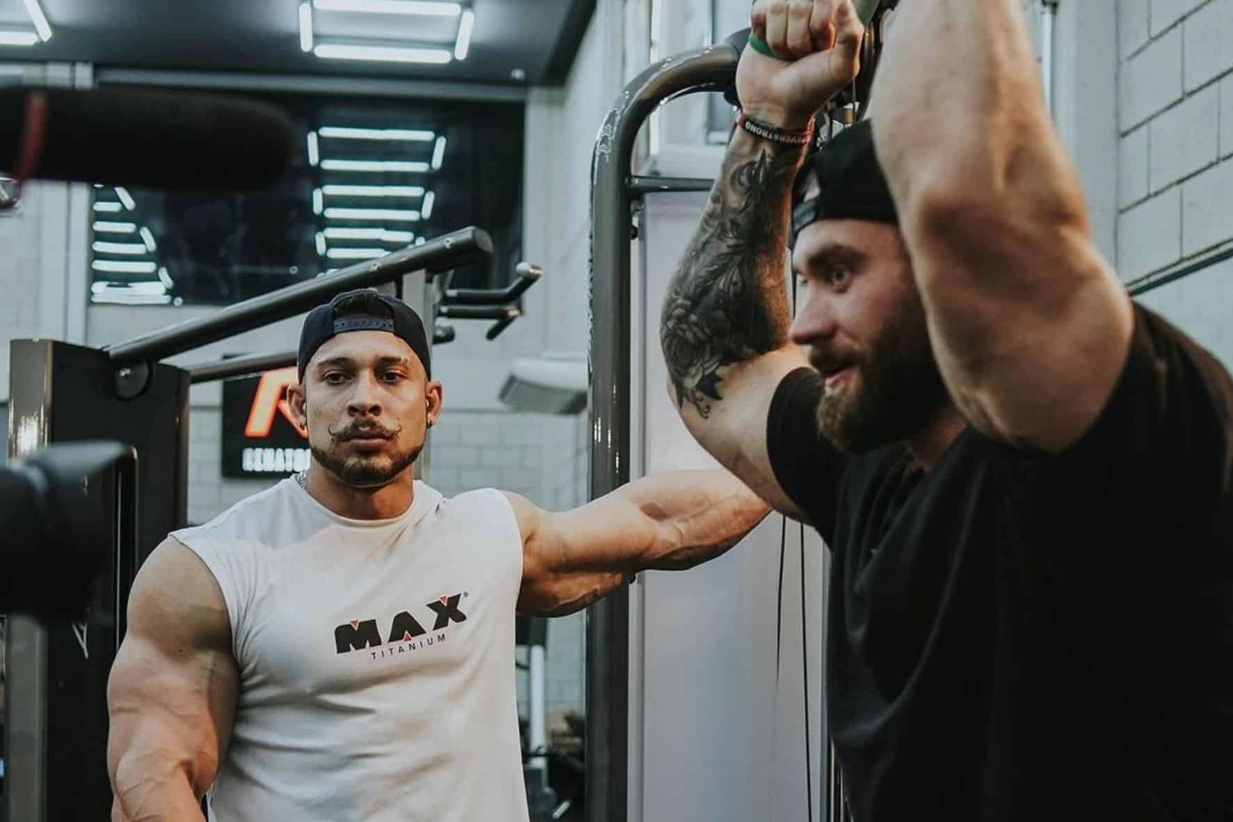 Quem pega mais no supino inclinado Chris Bumstead ou Ramon Dino (2)