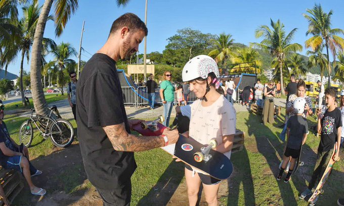 Bob Burnquist demonstra o porqu&ecirc; &eacute; &iacute;dolo em a&ccedil;&atilde;o solid&aacute;ria para crian&ccedil;as cariocas