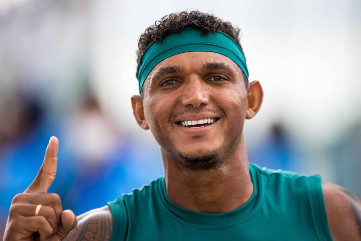 Isaquias Queiroz se emociona ao falar da import&acirc;ncia de clube gigante em sua carreira