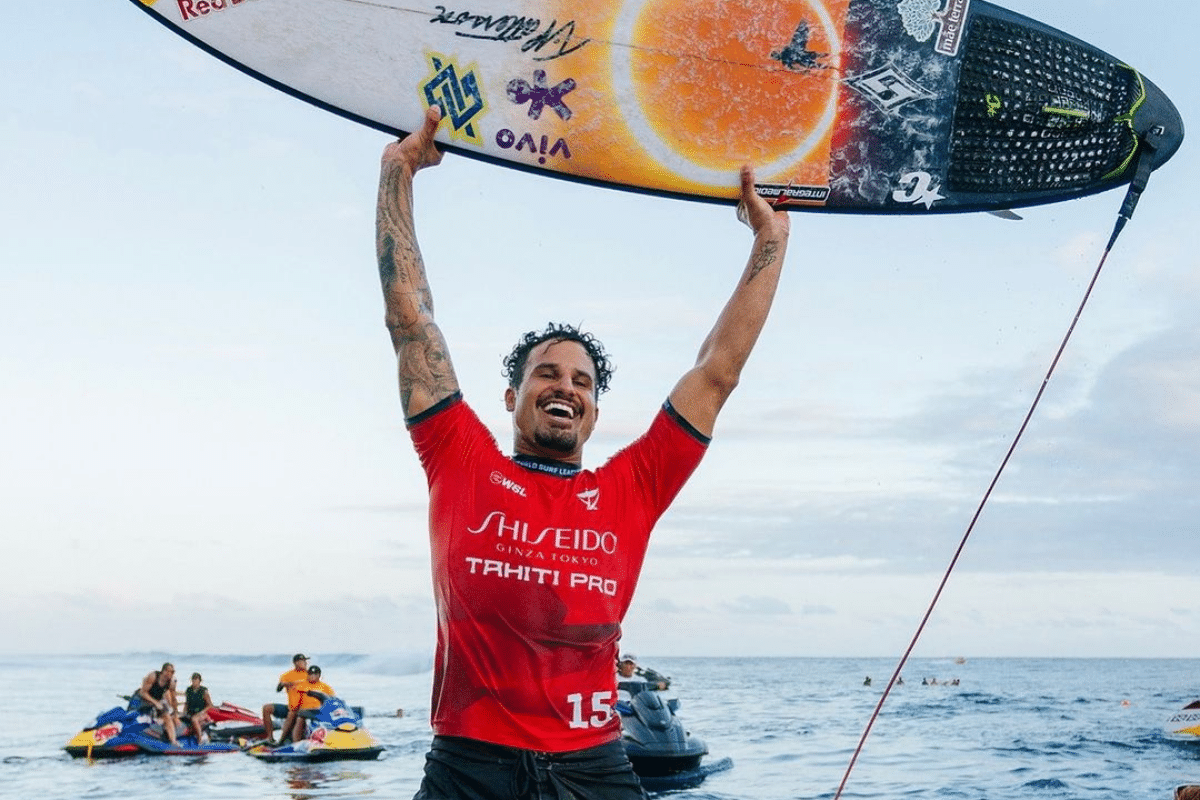 T&iacute;tulo de Italo Ferreira tem festa com Medina ao som de astro do pop