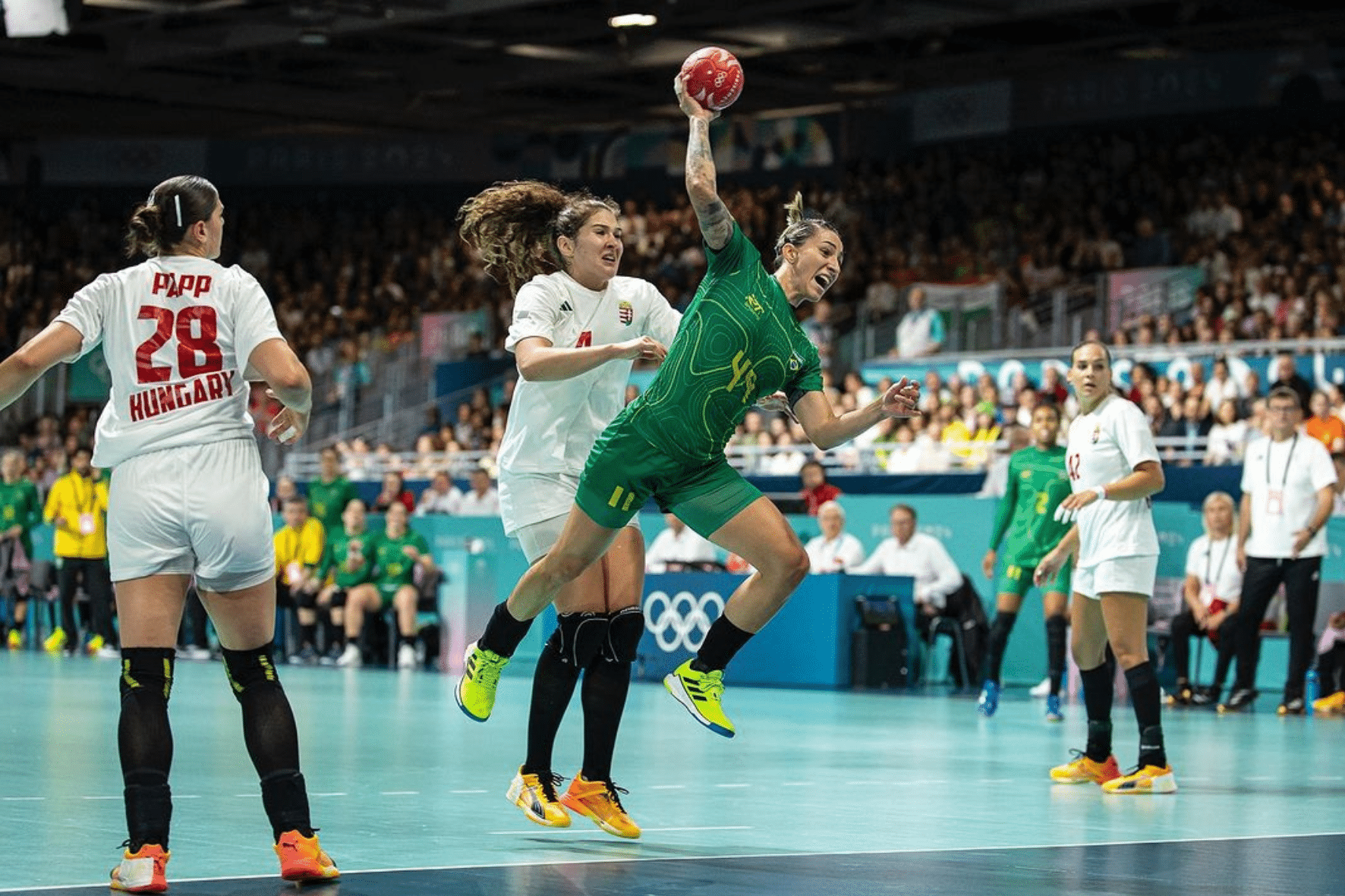 Piv&ocirc; do handebol joga infiltrado entre os defensores do advers&aacute;rio