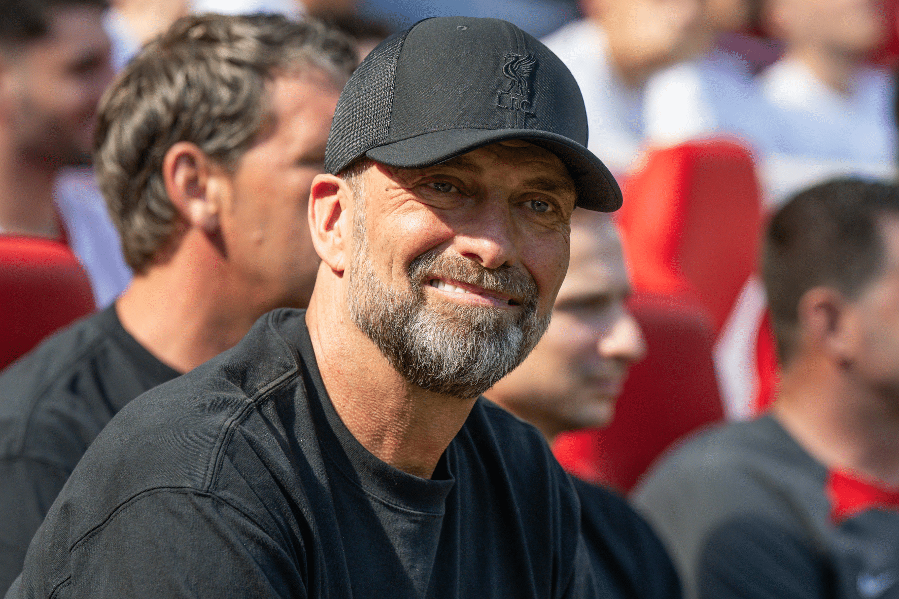 O t&eacute;cnico do Liverpool, J&uuml;rgen Klopp, toma seu assento no banco de reservas pela &uacute;ltima vez antes da partida da Premier League entre Liverpool e Wolverhampton, em Anfield, Liverpool. (IconSport)