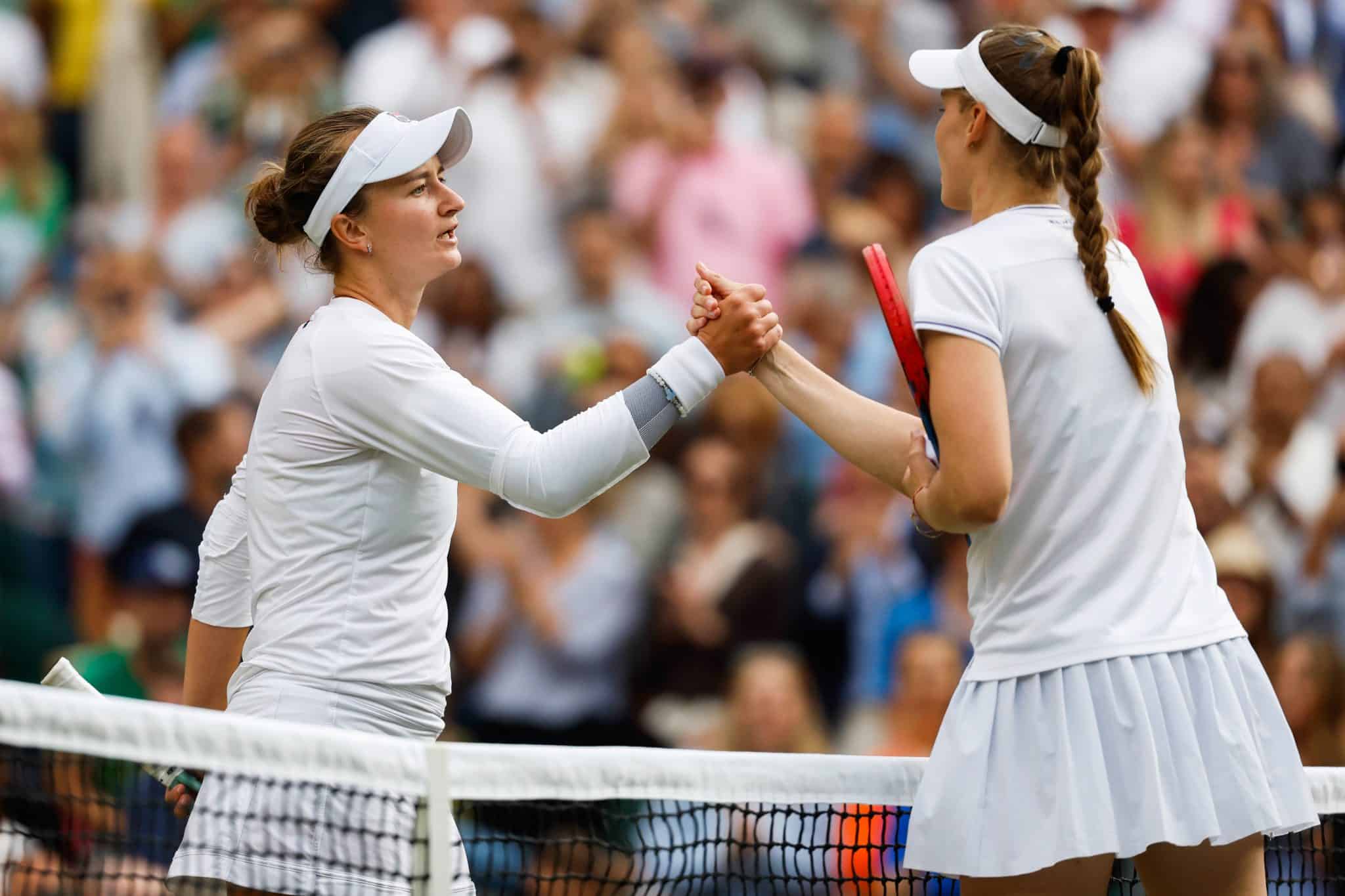 Atletas vestem branco em Wimbledon