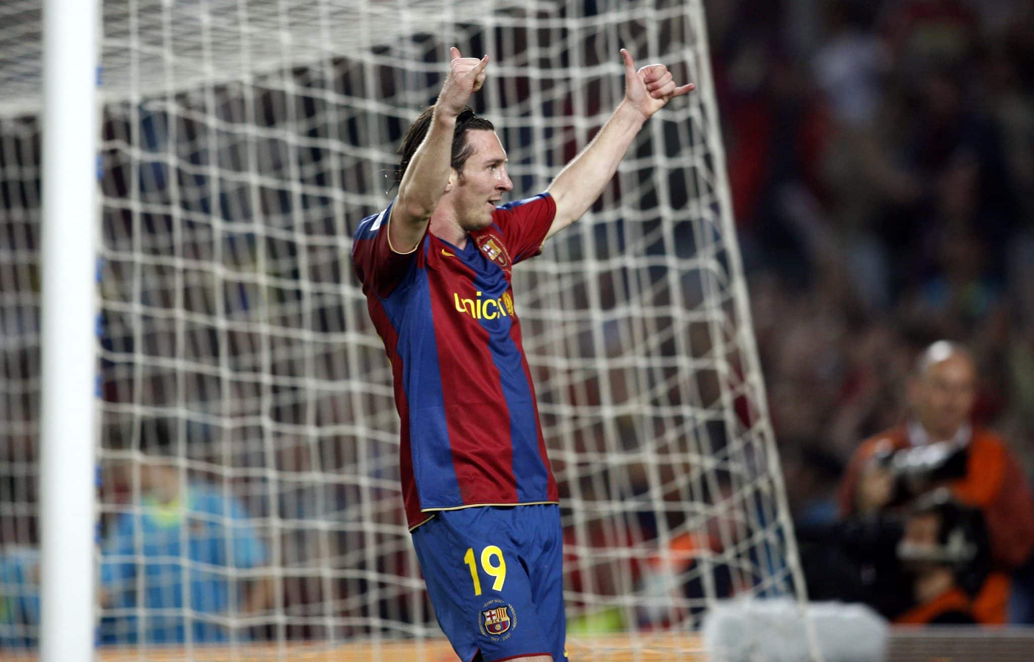 Messi se tornou jogador de futebol profissional no Barcelona