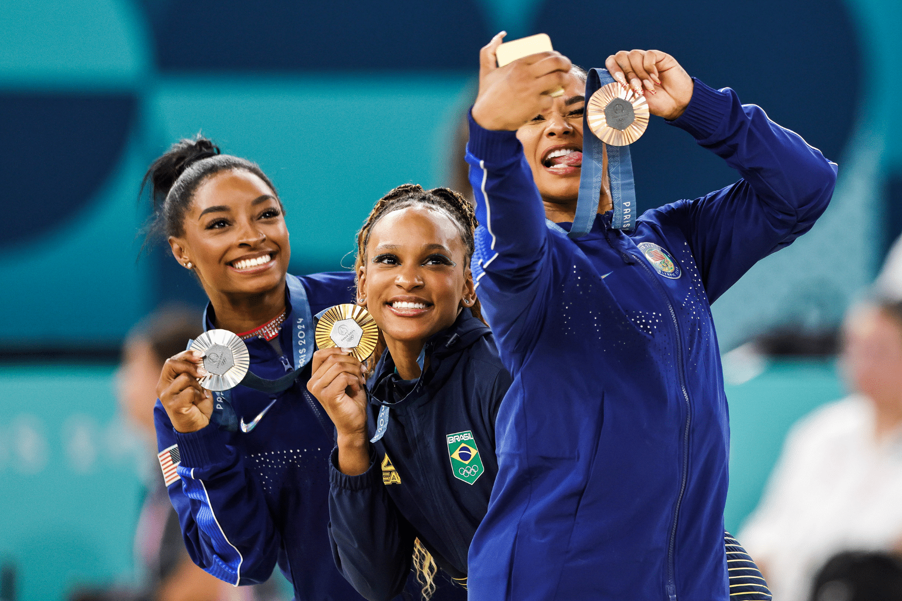 Simone Biles e Rebeca Andrade no p&oacute;dio do Solo em Paris 2024. (IconSport)