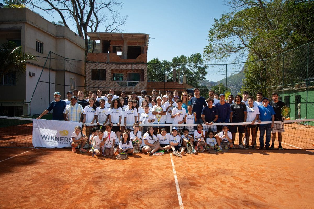 Rio Open contribui para reforma da quadra de t&ecirc;nis e sonhos dos jovens na Rocinha