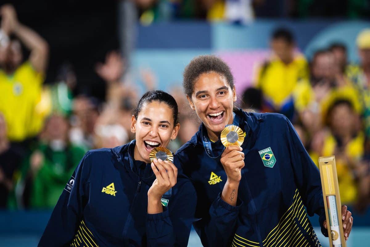 Todos os brasileiros medalhistas ol&iacute;mpicos do v&ocirc;lei de praia