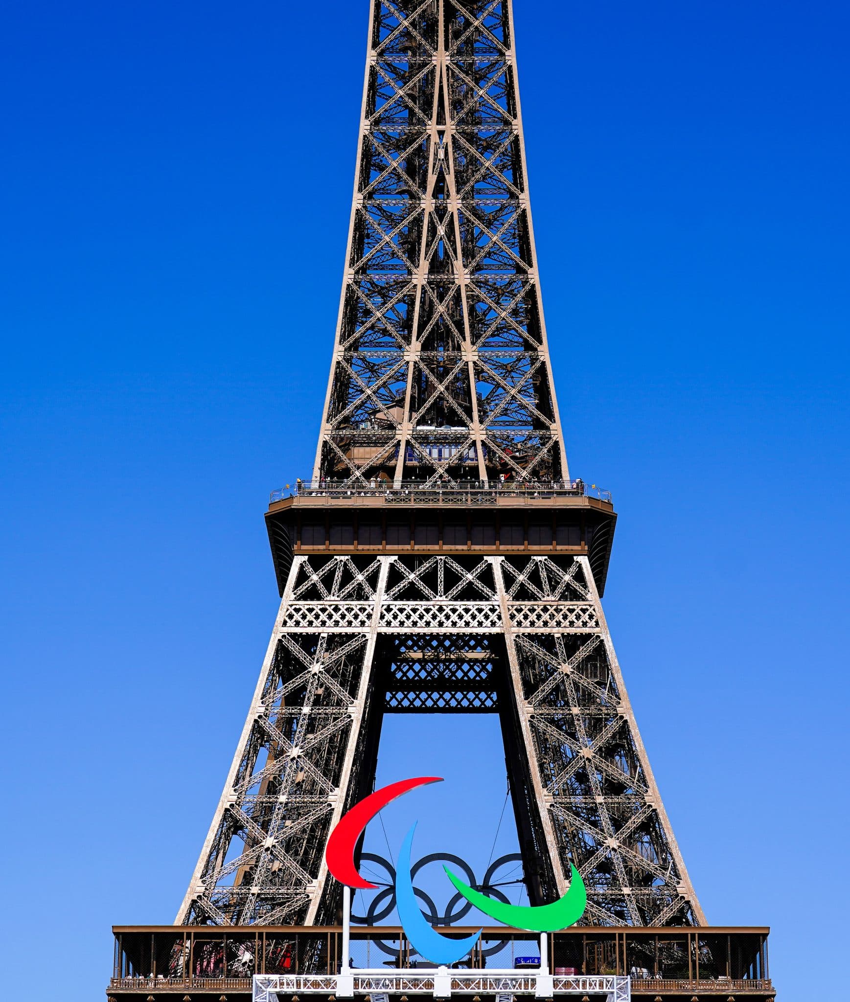 Torre Eiffel s&iacute;mbolos paral&iacute;mpico e ol&iacute;mpico