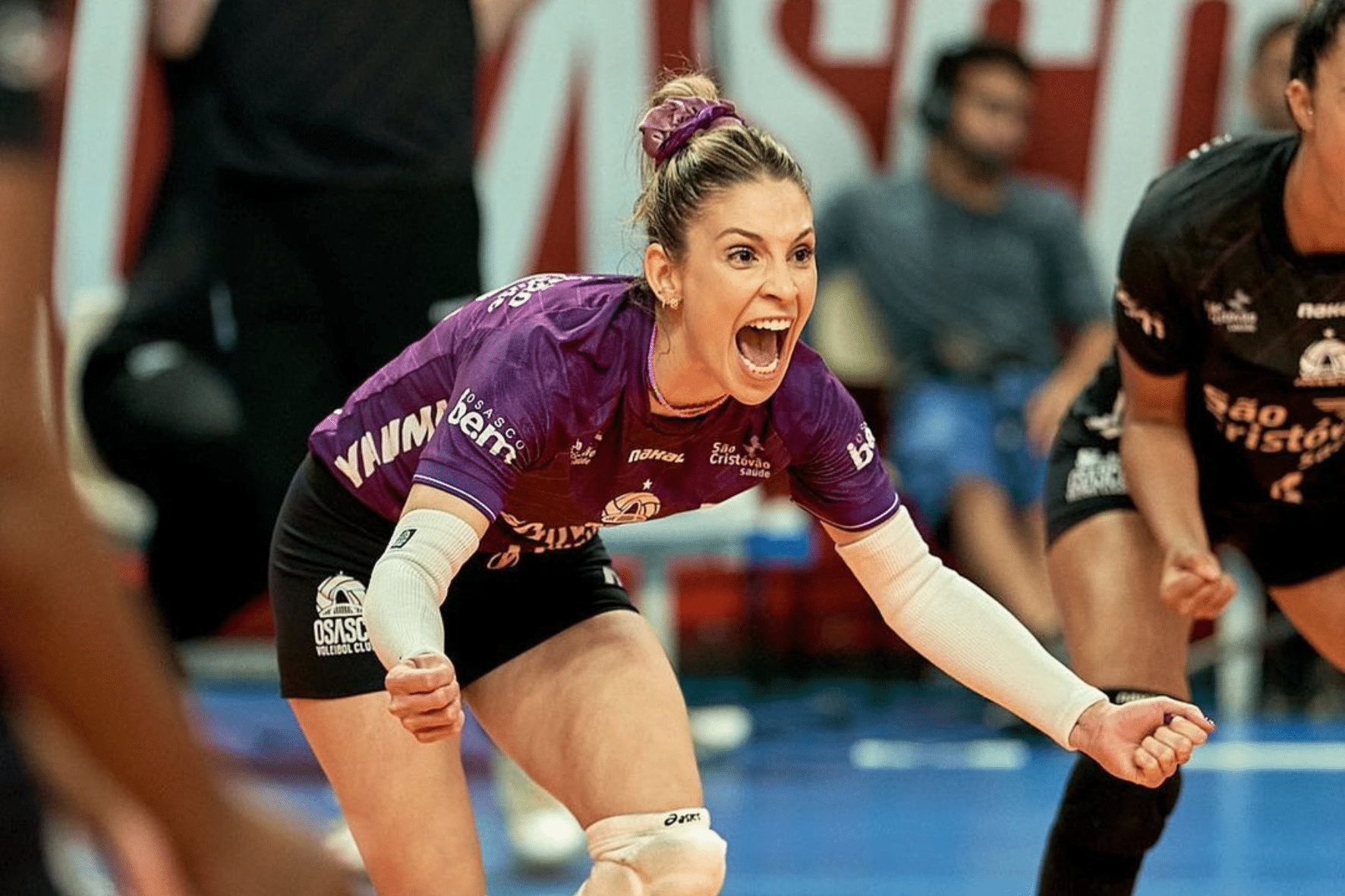 Camila Brait defendendo as cores do Osasco na Superliga. (Reprodu&ccedil;&atilde;o/Instagram @cbrait)