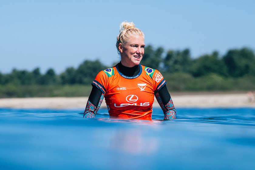 Tati Weston-Webb abre o jogo sobre o debate de piscina de ondas x oceano no surf