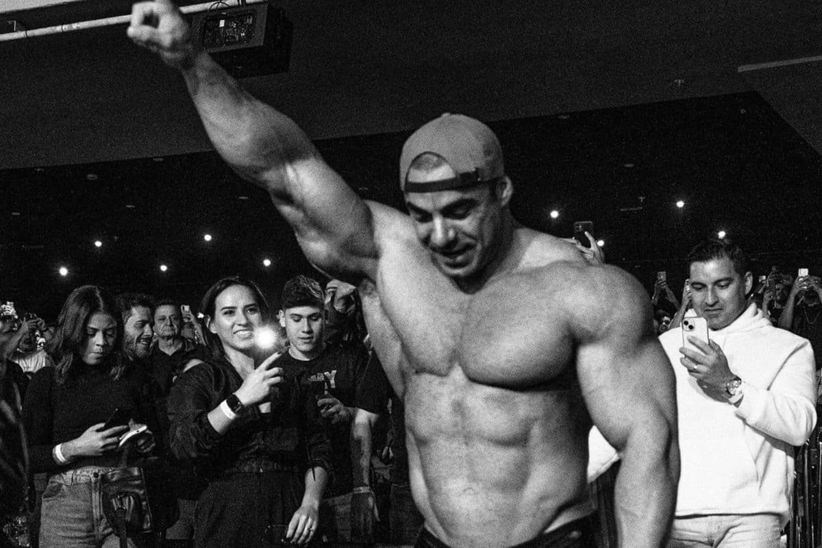(V&iacute;deo) Rafael Brand&atilde;o quebra protocolo no Mr. Olympia Brasil e vai para a galera