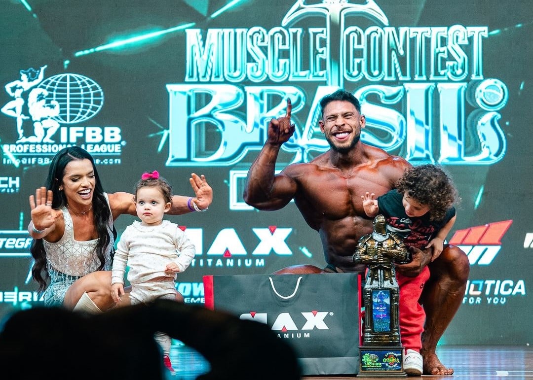 Esposa de Ramon Dino, Vit Viana solta o verbo ap&oacute;s cr&iacute;ticas: &ldquo;Ele fica chateado&rdquo;