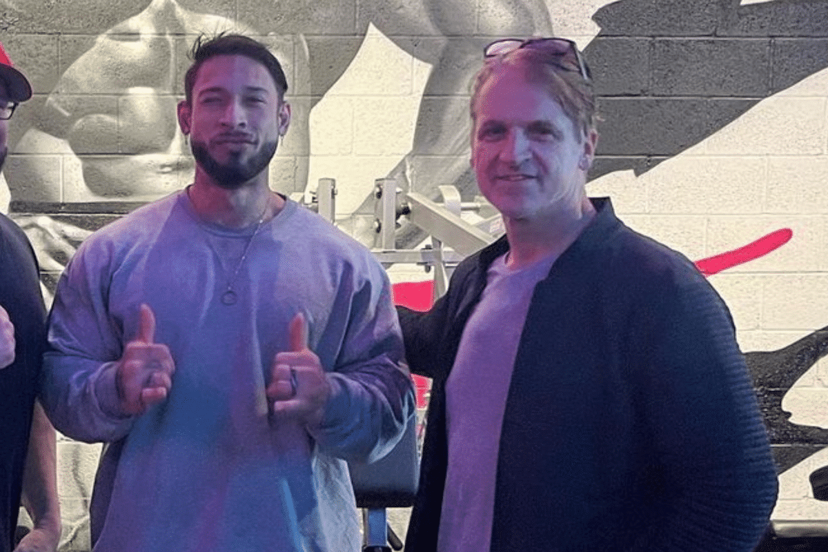 Coach de Ramon Dino, Chris Aceto compra briga com f&atilde;s brasileiros nas redes sociais