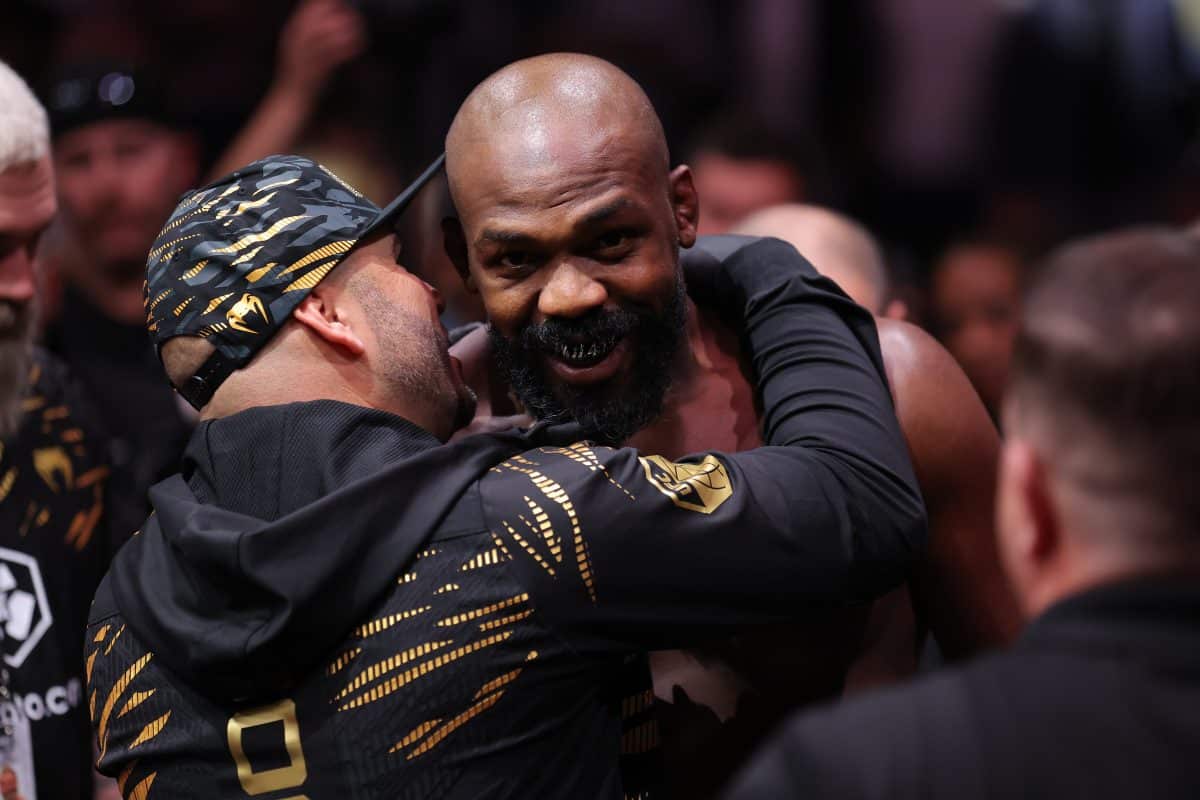 &Agrave; l&aacute; Rom&aacute;rio, Jon Jones sai do modo crist&atilde;o no UFC e dispara: &ldquo;Sou rico e o GOAT&rdquo;