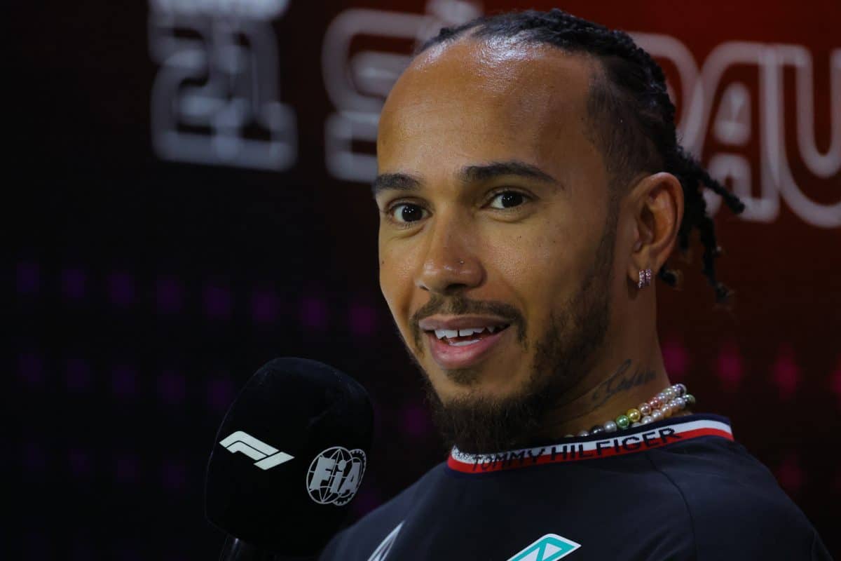Lewis Hamilton sai em defesa de piloto e dispara: &ldquo;Farei de tudo para ele ficar!&rdquo;