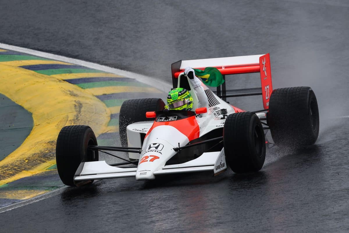 Lewis Hamilton d&aacute; declara&ccedil;&atilde;o emocionante &agrave; Mariana Becker ap&oacute;s guiar carro de Senna