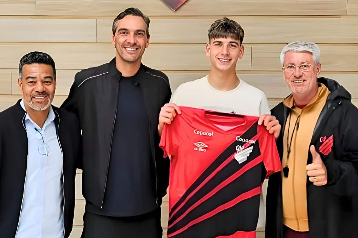 Filho de Giba foge dos passos do pai, vira jogador de futebol e vai jogar em campe&atilde;o do Brasileir&atilde;o