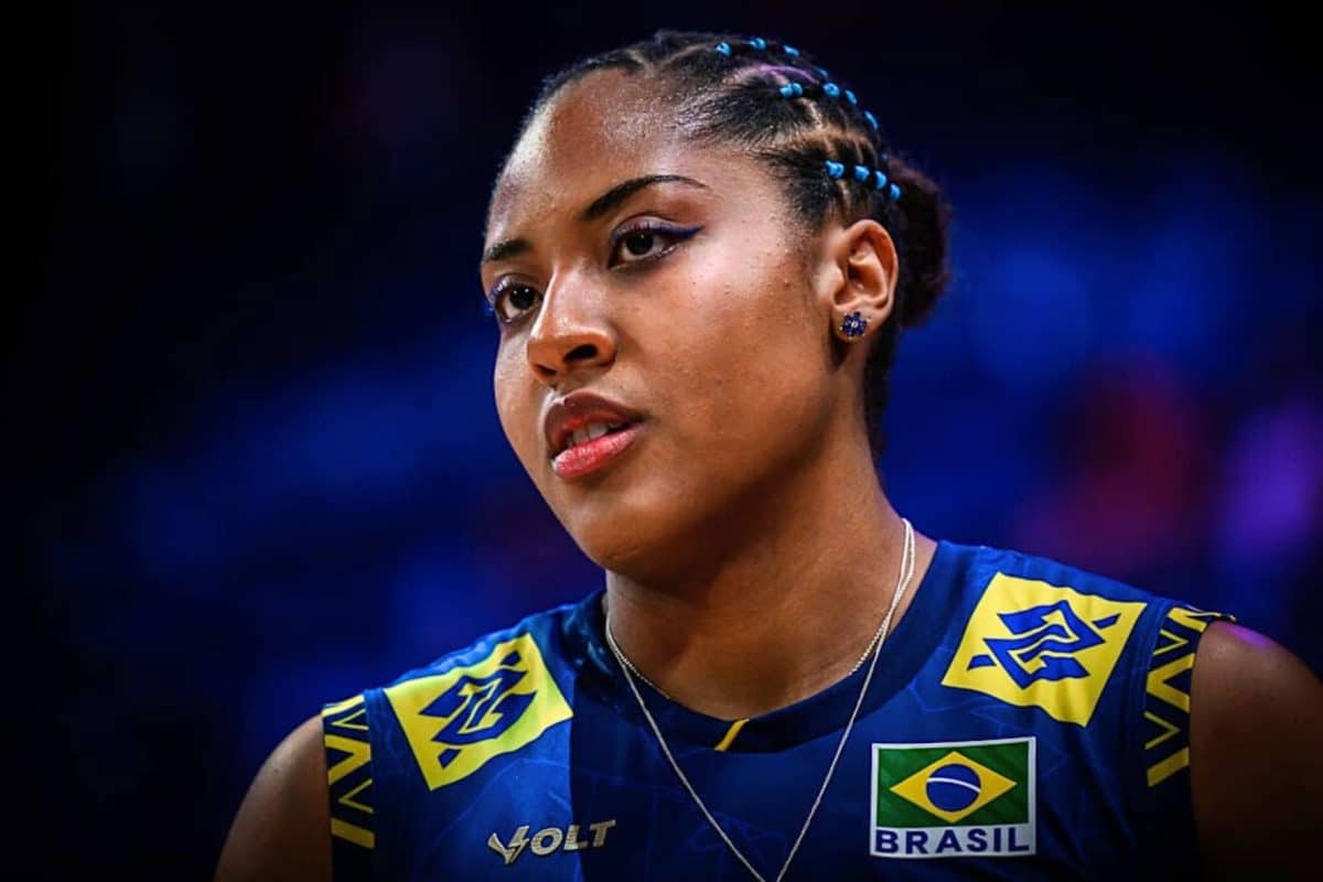 (V&iacute;deo) Brasil vence na VNL, mas Ana Cristina sai carregada e preocupa em cadeira de rodas